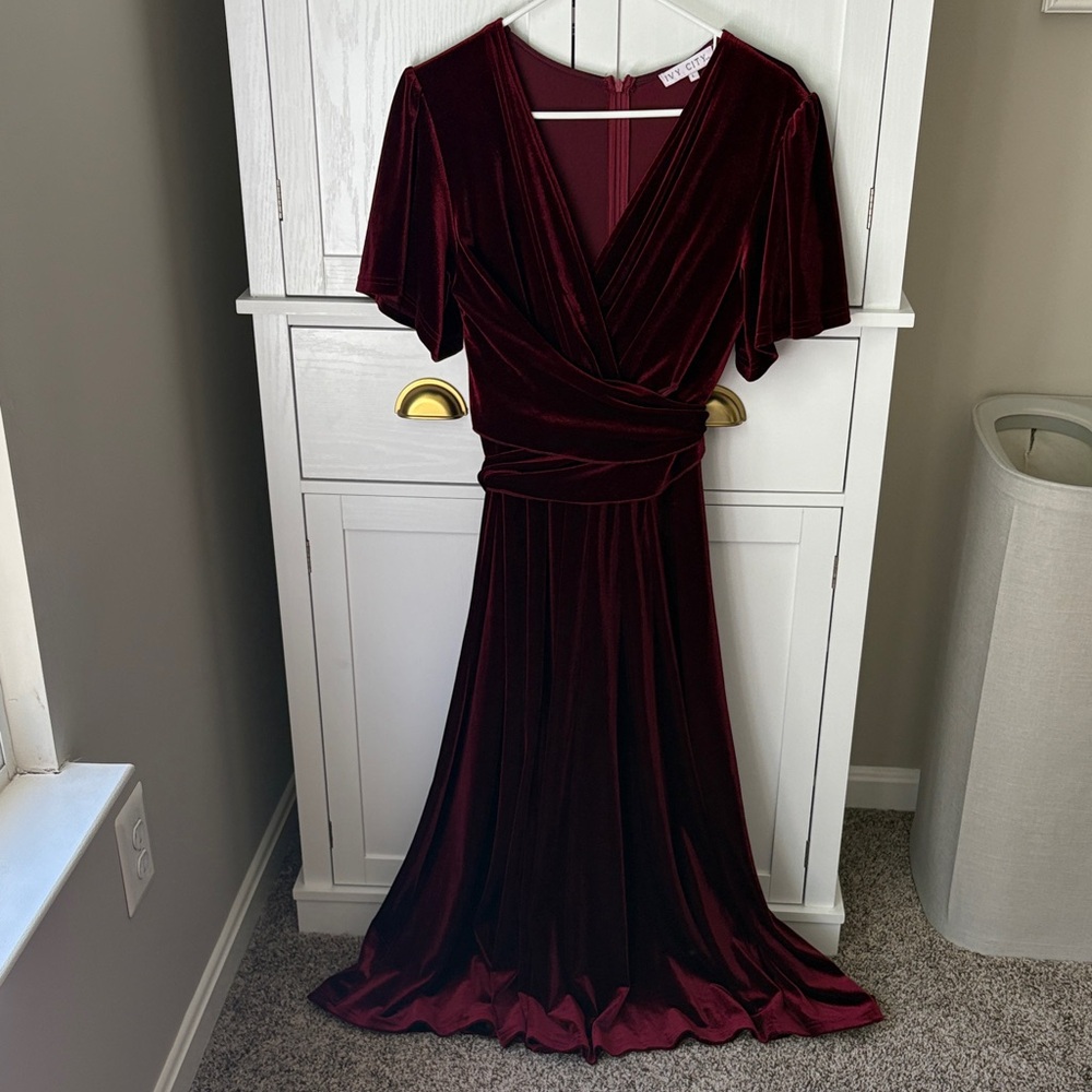 IVY CITY CO Elegant Burgundy Velvet Dress Large
